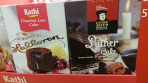 Passend zum Luther Jahr 2017 gibt es Luther Kuchen mit Kirschen und Schokolade als Backmischung für zu Hause.