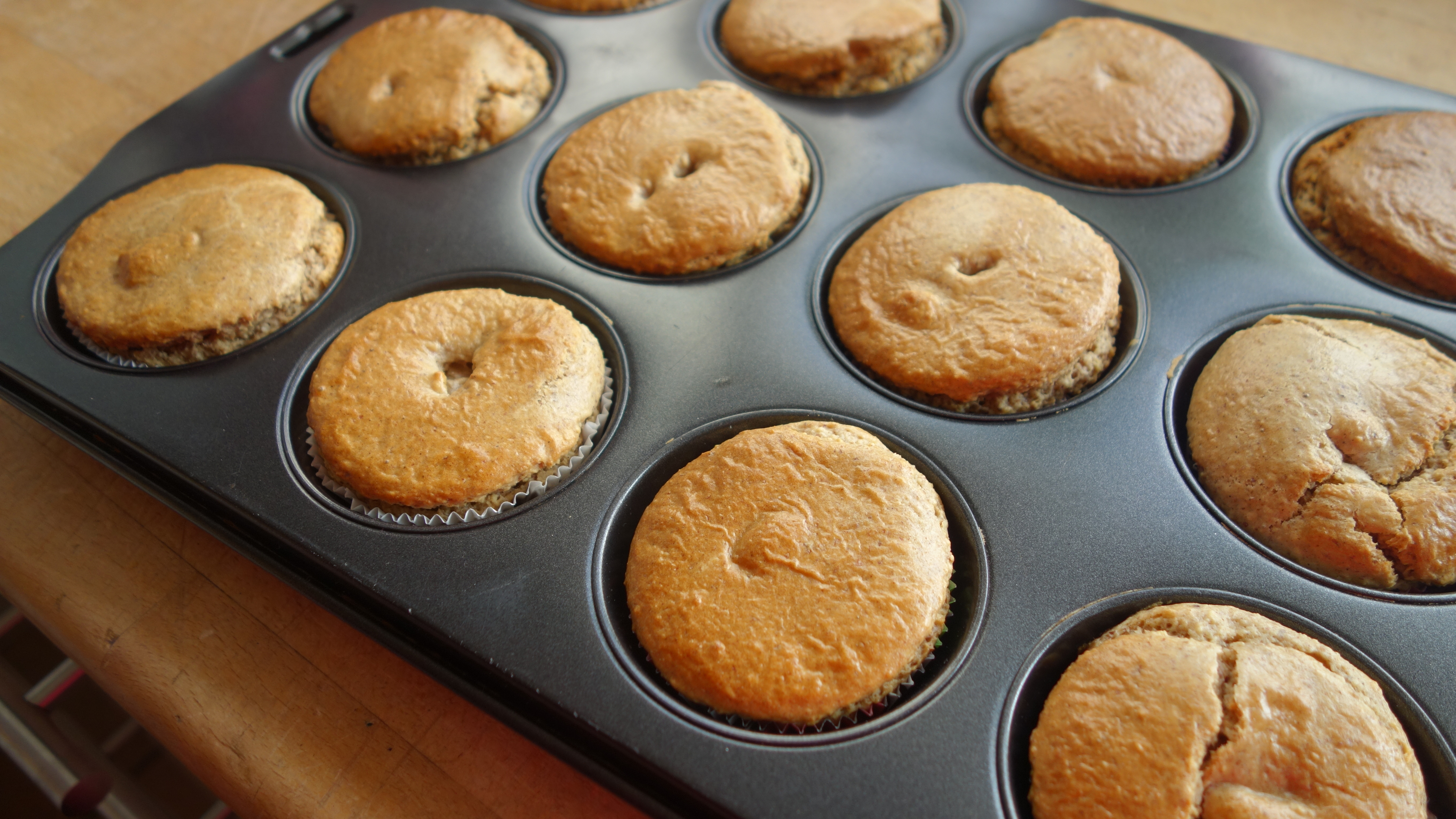 Bratapfel Muffins ohne Zucker, vegan und low carb fertig gebacken. 