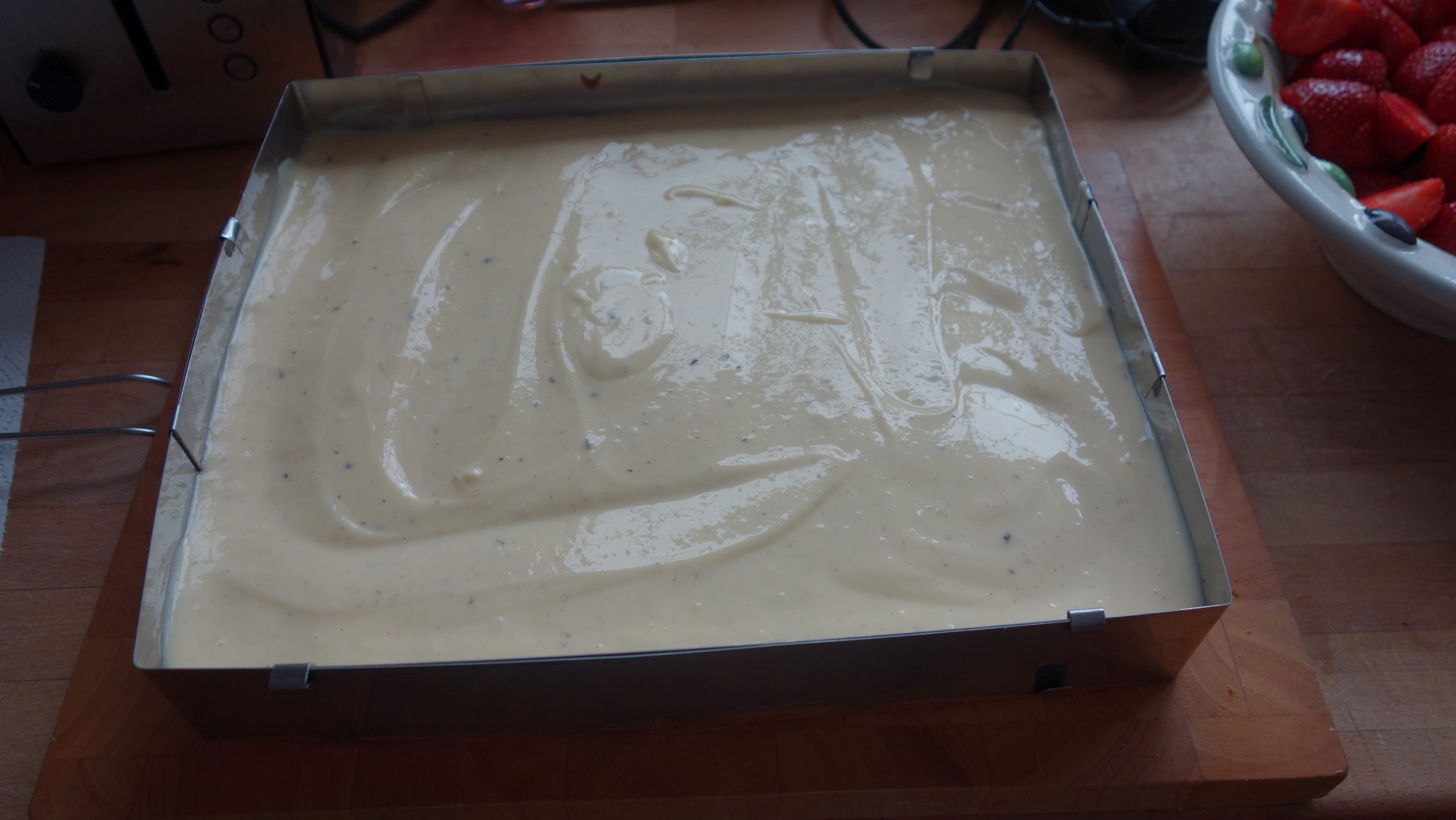 Pudding Creme kommt auf den gebackenen Teig. 