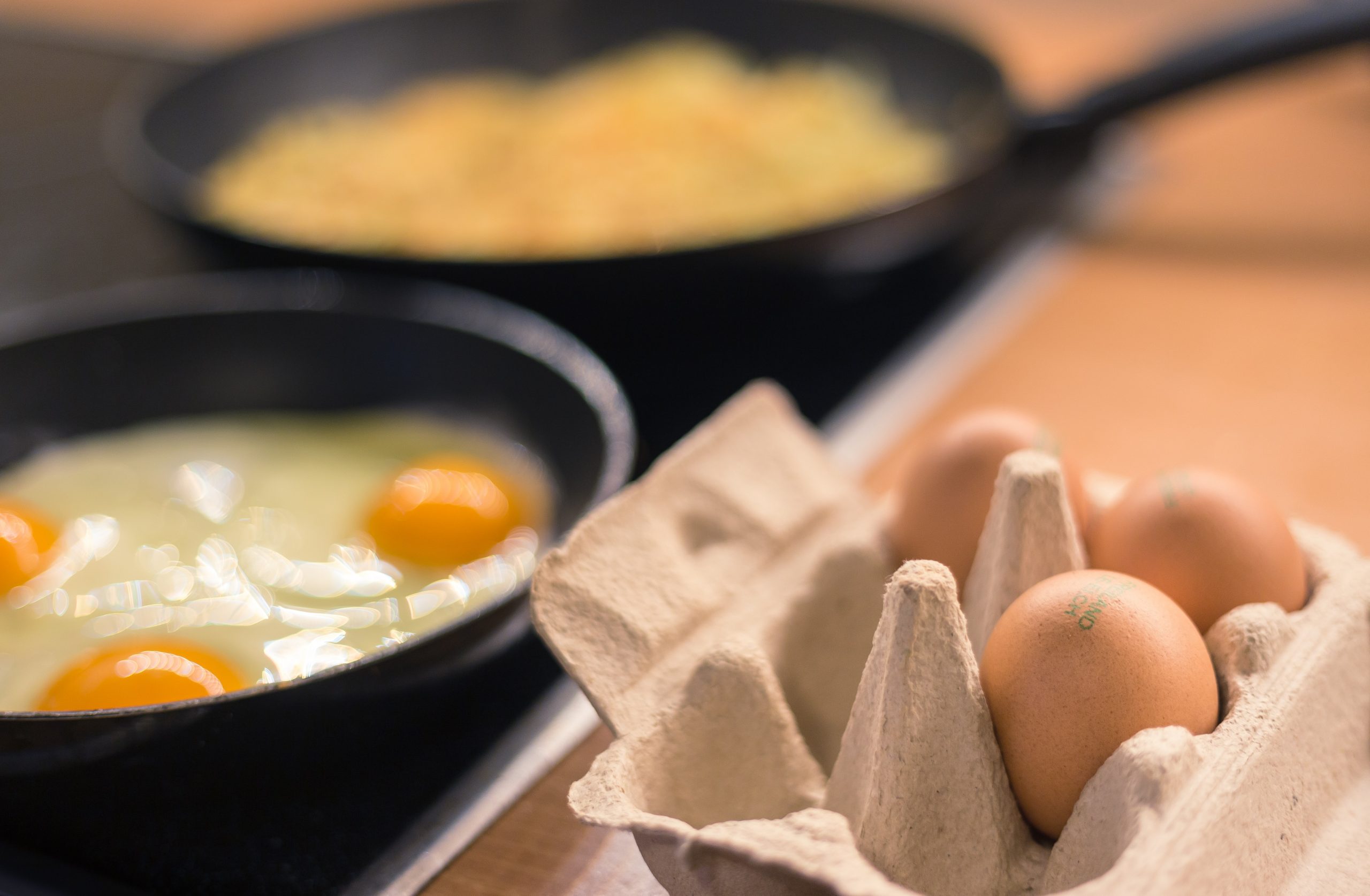 Eier als Rührei, Spiegelei oder einfach als Frühstücksei sind natürliche Vitamin D-Spender. 