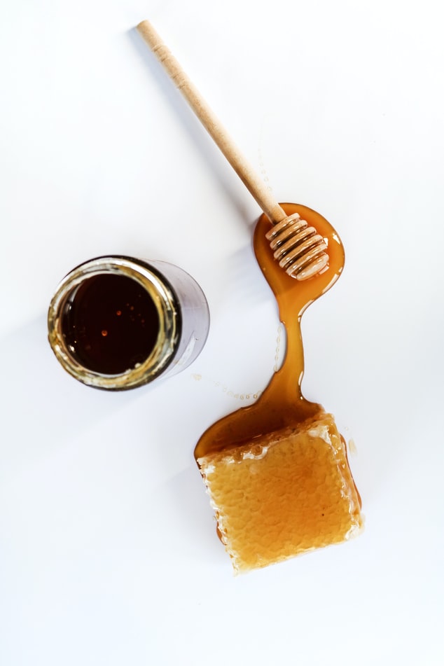 Honig, Kokosblütenzucker oder Sirup - alles ist im Grunde genommen Zucker in Lebensmitteln 