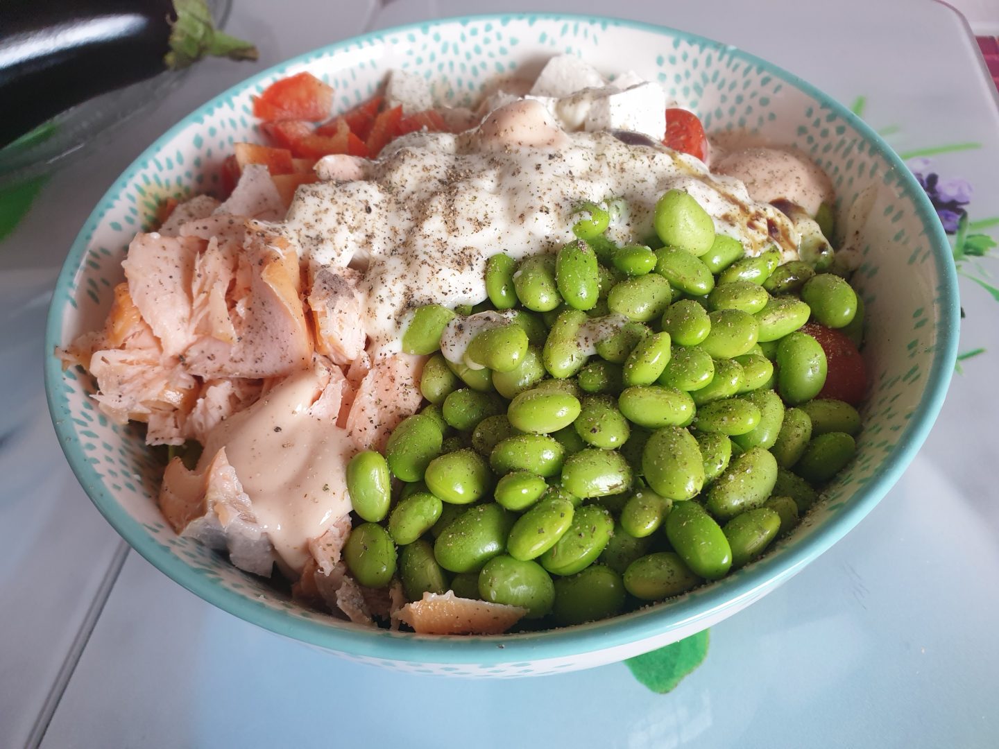 Und hier sind sie: Meine 10 Praxis Tipps mehr und öfter vegetarisch zu essen. Auf dem Foto siehst Du einen Bowl mit Gemüse, Edamame und geräuchertem Lachs, also ein pescetarischer Bowl. 